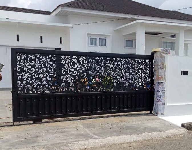 Pintu besi cutting minimalis warna hitam doff desain modern untuk rumah