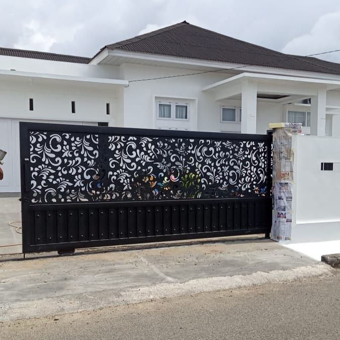 Pintu besi cutting minimalis warna hitam doff desain modern untuk rumah