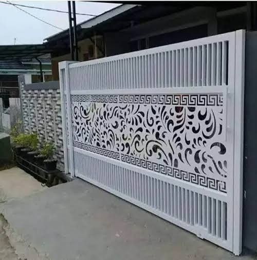 Pintu sorong besi cutting minimalis modern warna putih di Banda Aceh