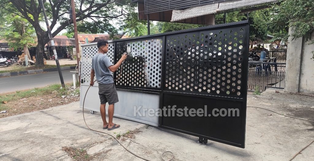 Pintu sorong plat cutting minimalis Banda Aceh proses pengecatan finishing