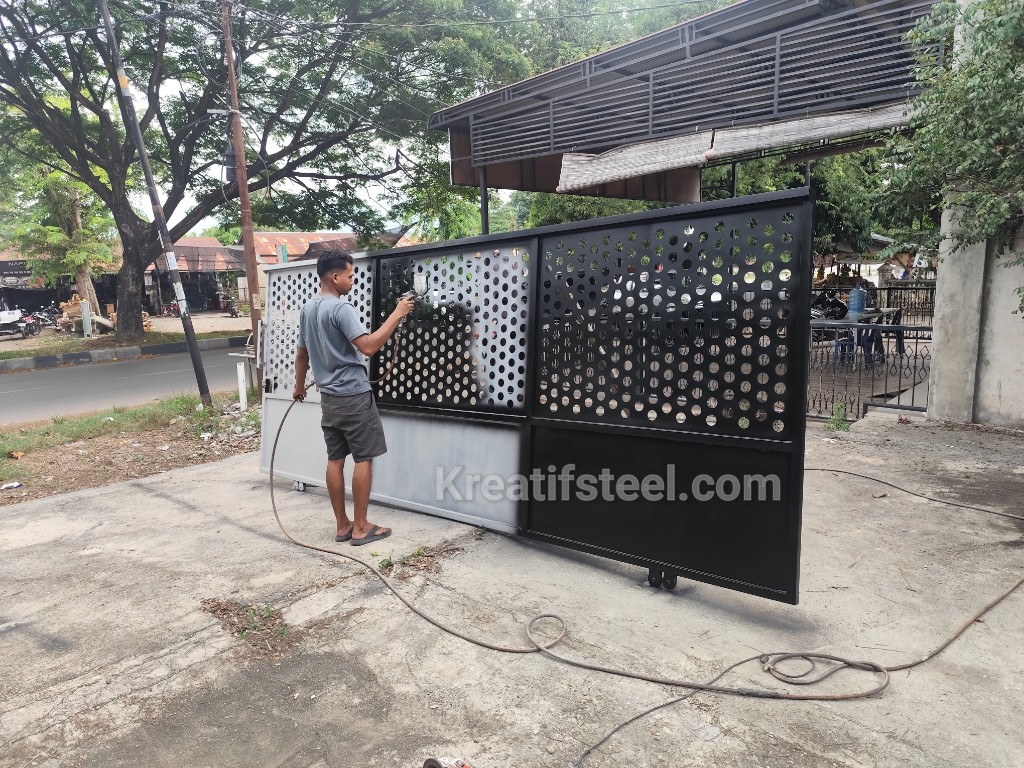 Pintu sorong plat cutting minimalis Banda Aceh proses pengecatan finishing